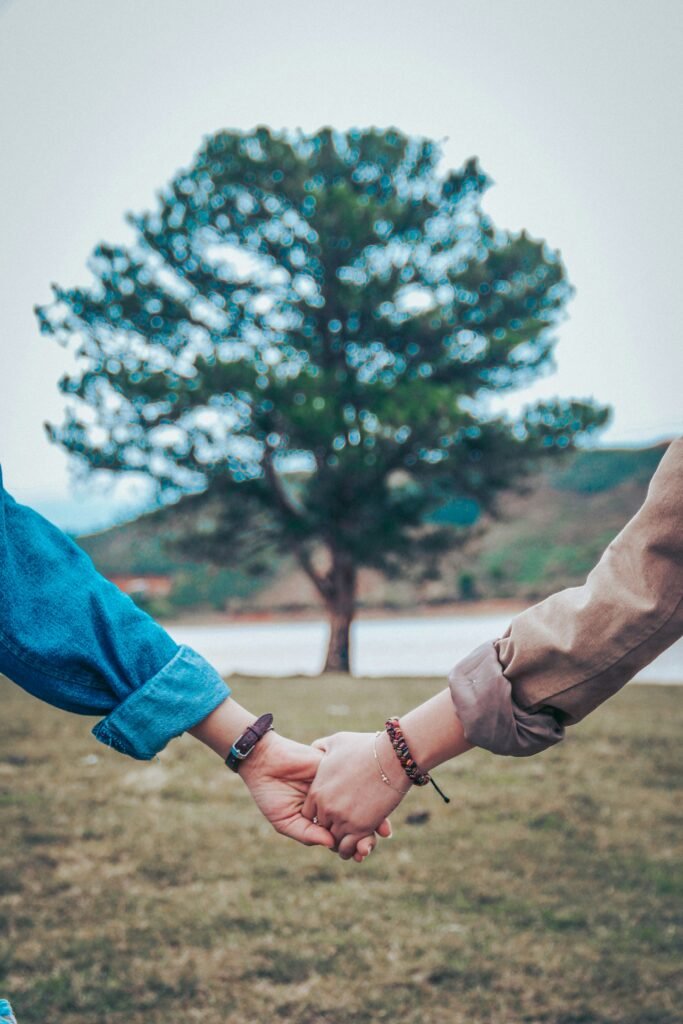 Deux mains qui se tiennent, symbole du lien d'attachement dans le couple